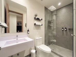 Luxury Loft | Bathroom | Shower, rainfall showerhead, hair dryer, towels - Mi Zona Lodging Reforma (Mexico City)