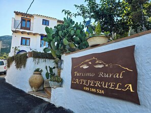 A sign for 'Turismo Rural CATEJERUELA' with a mountain landscape and contact number. - Casas rurales la Tejeruela (Yeste)