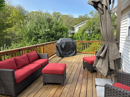 Charming Home with Deck overlooking Land Trust - Dog Friendly!