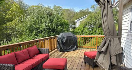 Charming Home with Deck overlooking Land Trust - Dog Friendly!