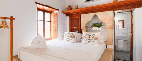 2 bedrooms, in-room safe, iron/ironing board, free WiFi