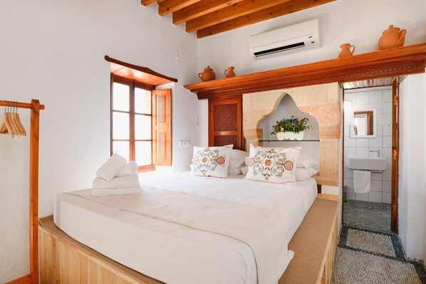 2 bedrooms, in-room safe, iron/ironing board, free WiFi