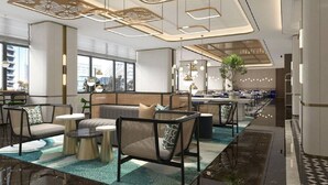 Un moderno vestíbulo de hotel con una zona de estar, un bar y un amplio ventanal con vistas a la ciudad.