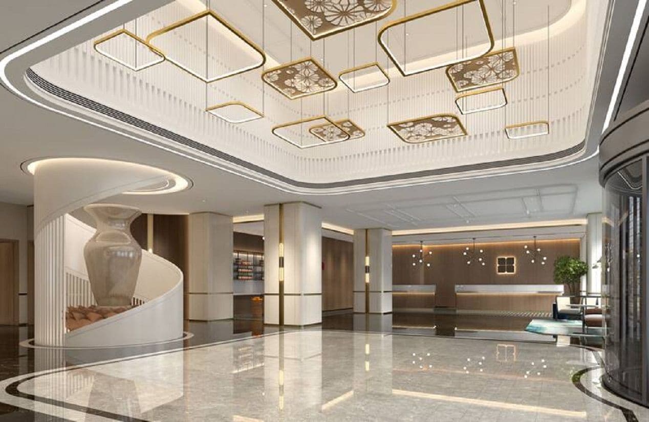 Um hall amplo com design moderno, apresentando uma escadaria espiral central, um balcão de recepção e um teto decorativo com padrões geométricos.