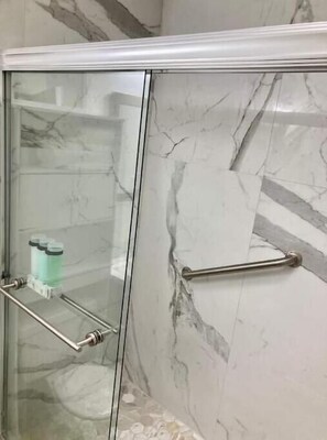 Secadora de cabello, toallas, jabón, papel de baño 