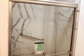 Haartrockner, Handtücher, Seife, Toilettenpapier