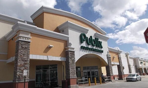 Un supermercado Publix con una entrada amplia y un pilar de piedra.