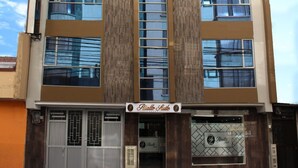A two-story building with a sign reading "Rialand Suites". - Rialto Suite (San Juan de Pasto)