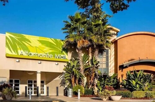 Peaceful Private Gated Patio Walk to Mall Publix

