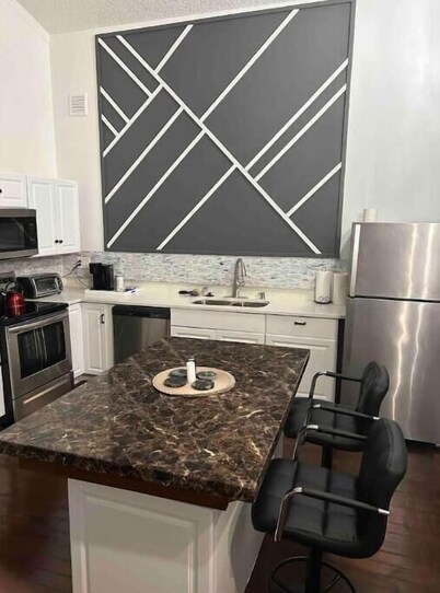 Renovated Peaceful Luxury Walk to Mall Park Publix