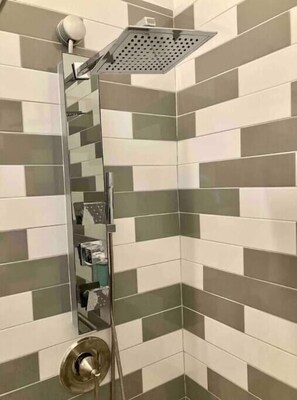 Secadora de cabello, toallas, papel de baño 