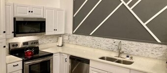 Renovated Peaceful Luxury Walk to Mall Park Publix
