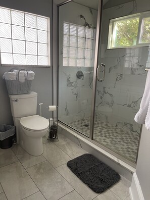 Dusche, Haartrockner, Handtücher, Seife