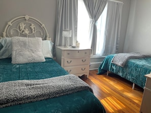 2 habitaciones, tabla de planchar con plancha, wifi y ropa de cama 