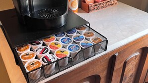 Eine Kaffeemaschine, ein Getränkespender und eine Auswahl an verschiedenen Eiscremesorten auf einer Arbeitsplatte.