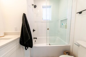 ヘアドライヤー、タオル、石鹸、シャンプー