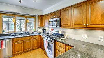 Jääkaappi, mikroaaltouuni, liesi, astianpesukone