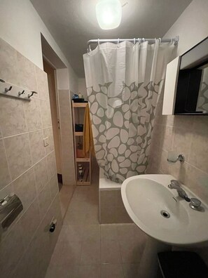 Dusche, Bidet, Handtücher, Seife