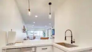 Microwave, oven, stovetop, dishwasher - Walk to Old Town. Heated Pool. Hot tub. Gym. (Scottsdale)