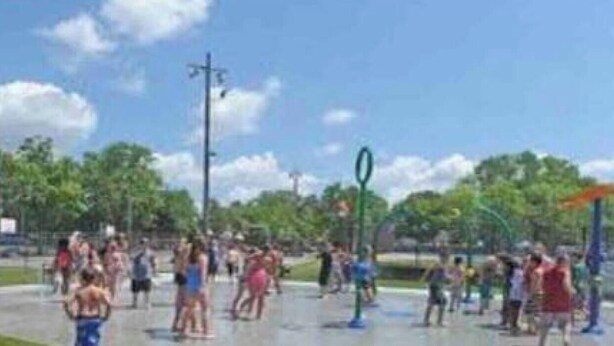 Un parc public doté d’une aire de jeux pour enfants.