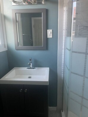 Shower, hair dryer, towels, soap - Cozy one bedroom apartment (Taunton)