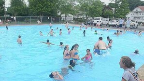 Une piscine où des gens se baignent et profitent de l’eau.