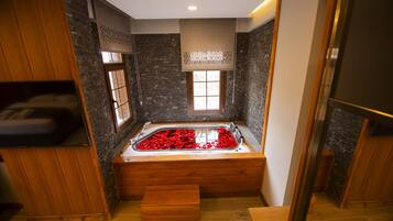 Shower, rainfall showerhead, free toiletries, hair dryer