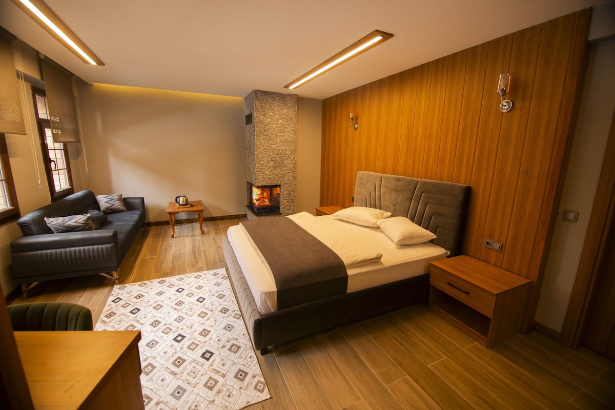 Deluxe Double Room, Mountain View | Desk, laptop workspace, soundproofing, free WiFi