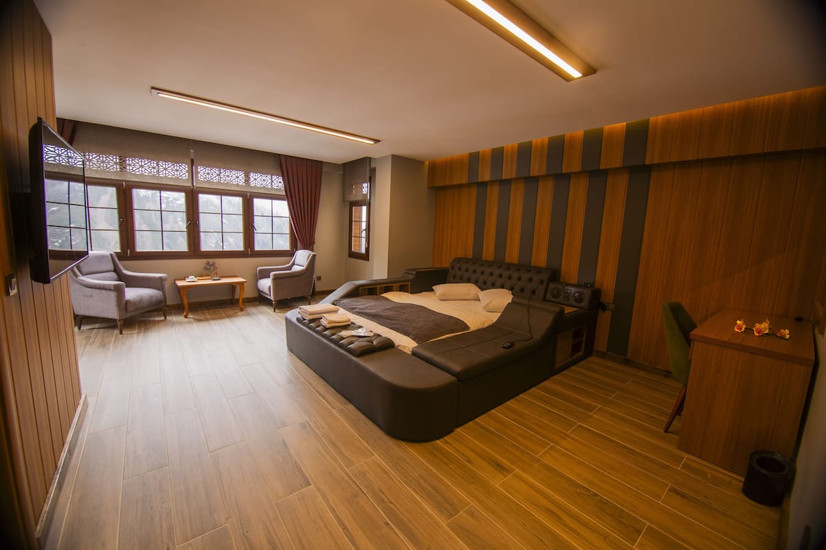 Premium Double Room, Jetted Tub, Mountain View | Desk, laptop workspace, soundproofing, free WiFi