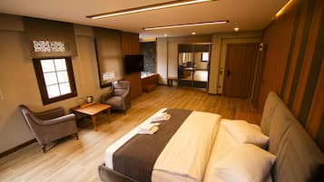 Deluxe Double Room, Mountain View | Desk, laptop workspace, soundproofing, free WiFi