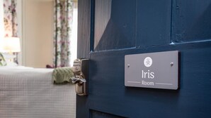 Una puerta con un letrero que dice "Iris Room" y una cerradura.