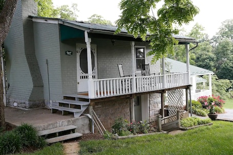 Exterior. River Birch Cabin - By the Side Of the Road Inn and Cottages
