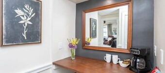 Redbud Room - By the Side Of the Road Inn and Cottages