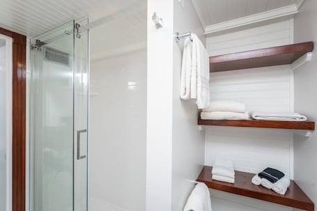 Shower, hair dryer. Cedarwood Suite - By the Side Of the Road Inn and Cottages