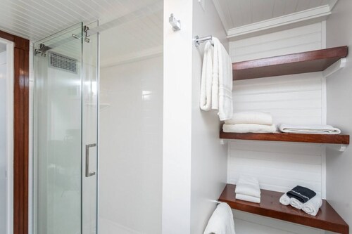 Cedarwood Suite - By the Side Of the Road Inn and Cottages