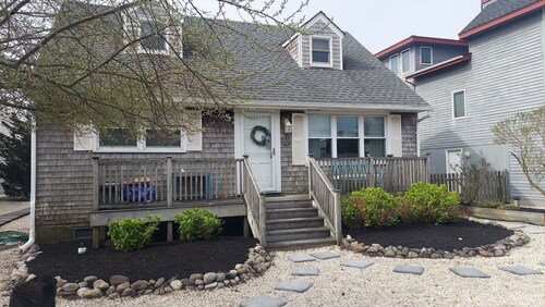 Barnegat Light EASY walk to guarded ocean and bay beaches- 1st floor duplex