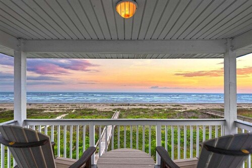 Beachfront | Sleeps 15 | Fenced Yard