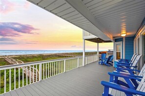 Property grounds - Beachfront | Sleeps 15 | Fenced Yard (Galveston)