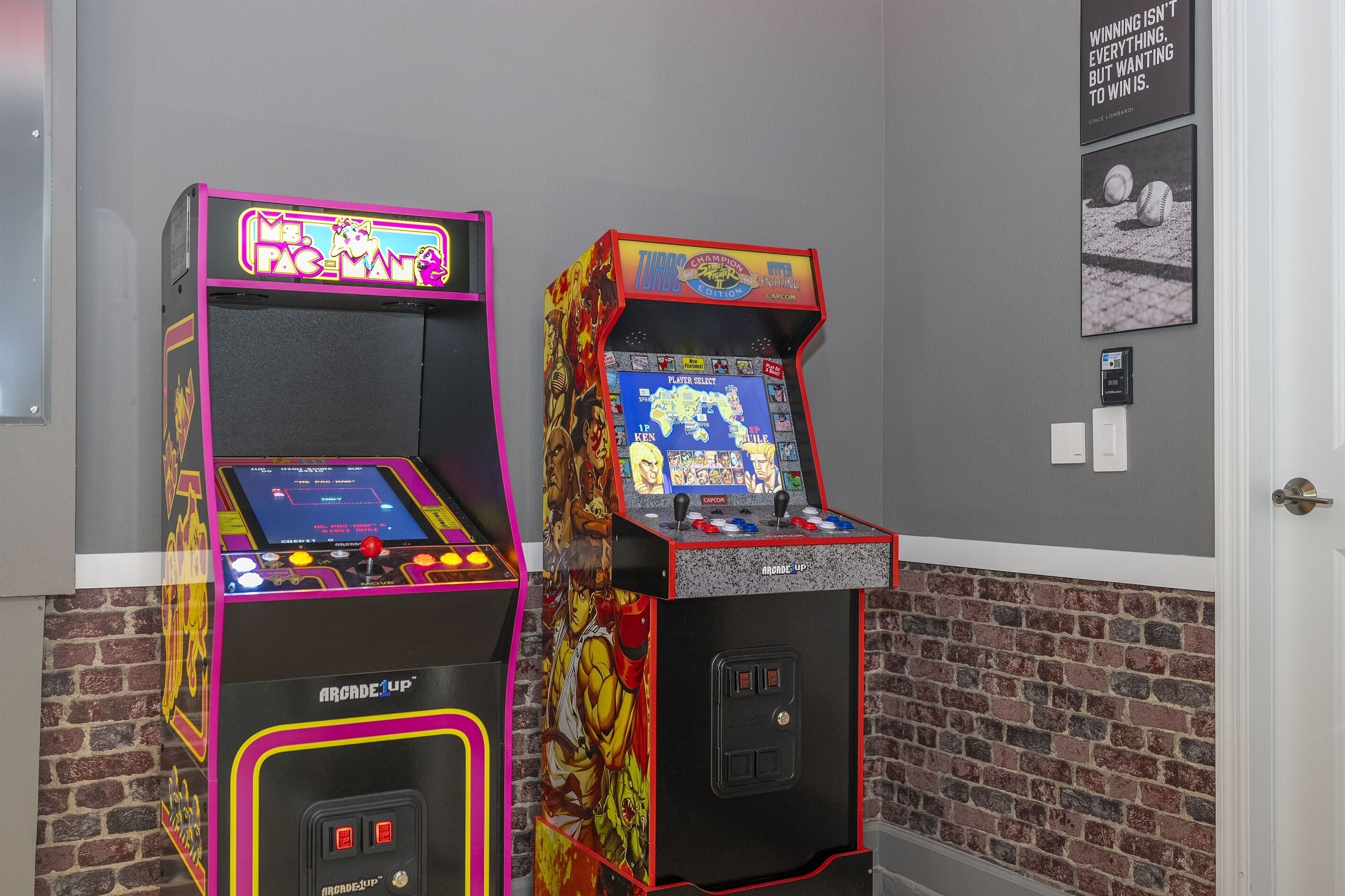 Dos máquinas de arcade, una con el rótulo 'PAC-MAN' y la otra 'TURBO', mostrando un mapa del mundo en la pantalla.