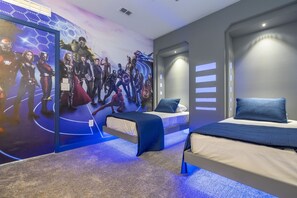 5 chambres, bureau, fer et planche à repasser, lit de bébé portatif