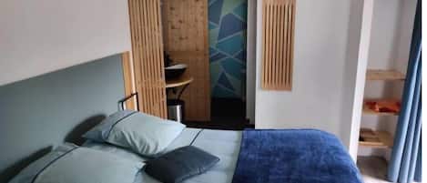 1 bedroom, bed sheets