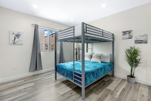 4 bedrooms, iron/ironing board, WiFi, bed sheets - Hollywood Haven with Hollywood Sign View (Los Angeles)