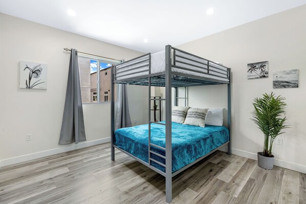 4 dormitorios, tabla de planchar con plancha, wifi y ropa de cama