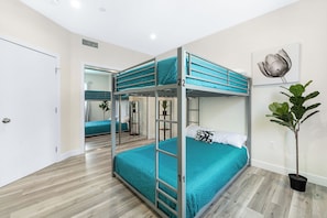 4 habitaciones, tabla de planchar con plancha, wifi y ropa de cama 