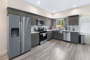 Private kitchen - Hollywood Haven with Hollywood Sign View (Los Angeles)
