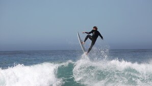 Um surfista deslizando numa onda.