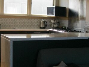 Private kitchen - Waterfront 3 -bedroom bungalow opposite the South Bay Marina and public slipway (Kaikoura)