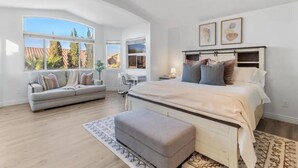 5 Schlafzimmer, Schreibtisch, Bügeleisen/Bügelbrett, Reisekinderbett