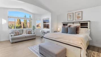 5 slaapkamers, een bureau, een strijkplank/strijkijzer, reisbedje