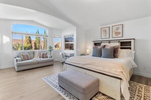 5 slaapkamers, een bureau, een strijkplank/strijkijzer, reisbedje